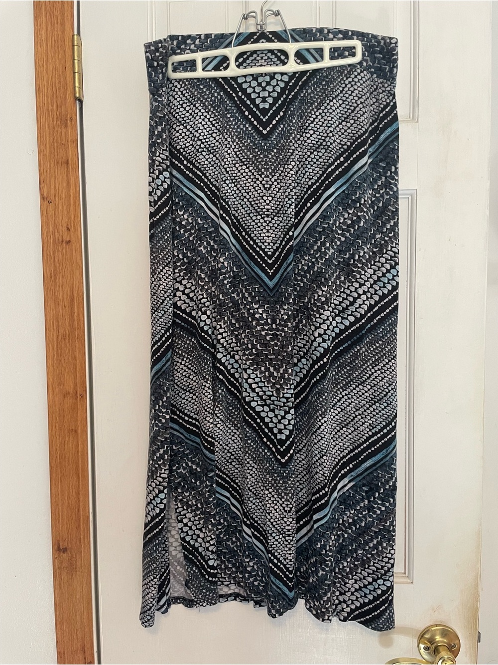 Dana Buchman Black & Light Blue Chevron-Style Maxi Skirt - M